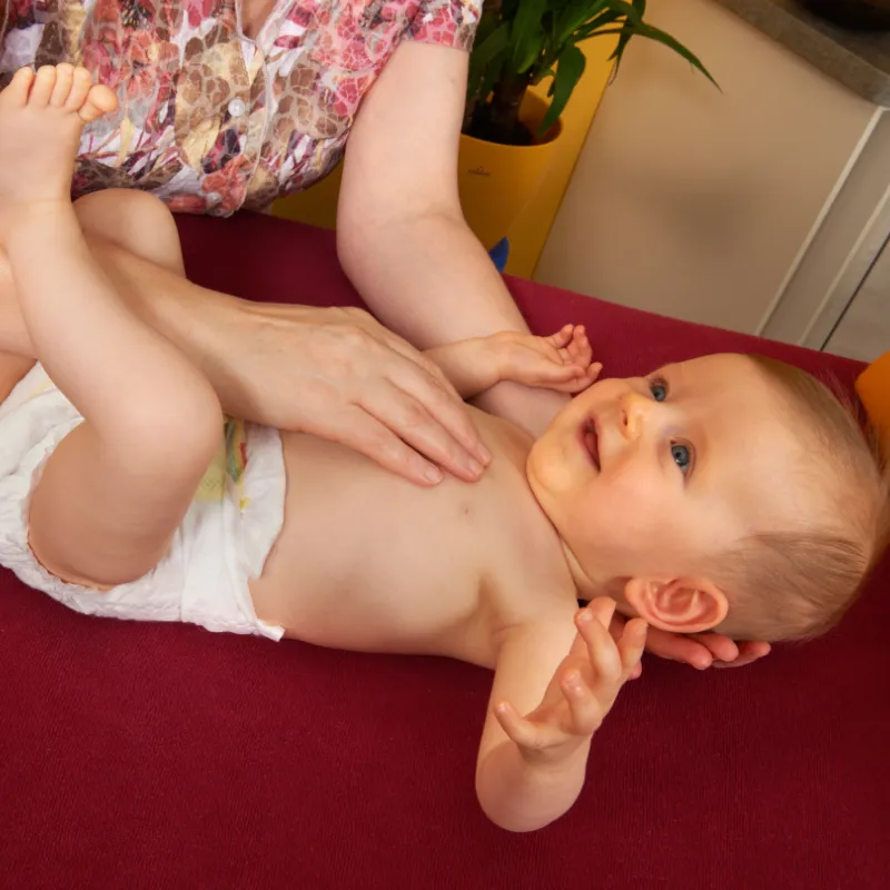Praxis für Osteopathie Sonnenstein – Katrin Passoke Heilpraktikerin – Behandlung eines Babys Teilgebiete der Osteopathie - Behandlung